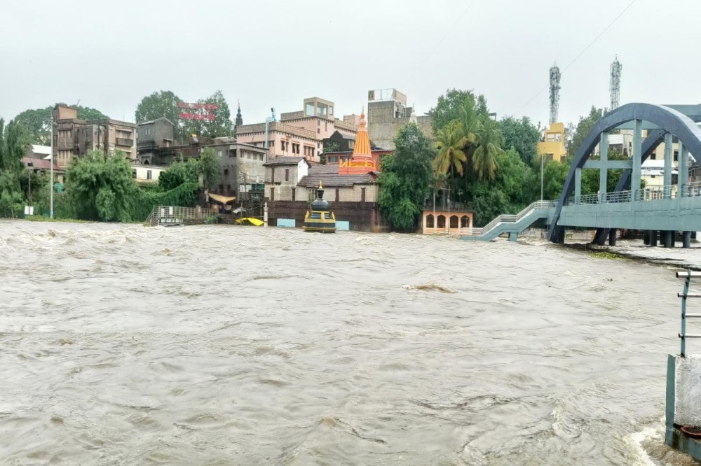 आळंदीत इंद्रायणी नदी. रौद्र, पण मुसळधार पावसातही वारकऱ्यांचा उत्साह तसूभरही कमी नाही; आज माऊलींची पालखी पंढरीकडे 